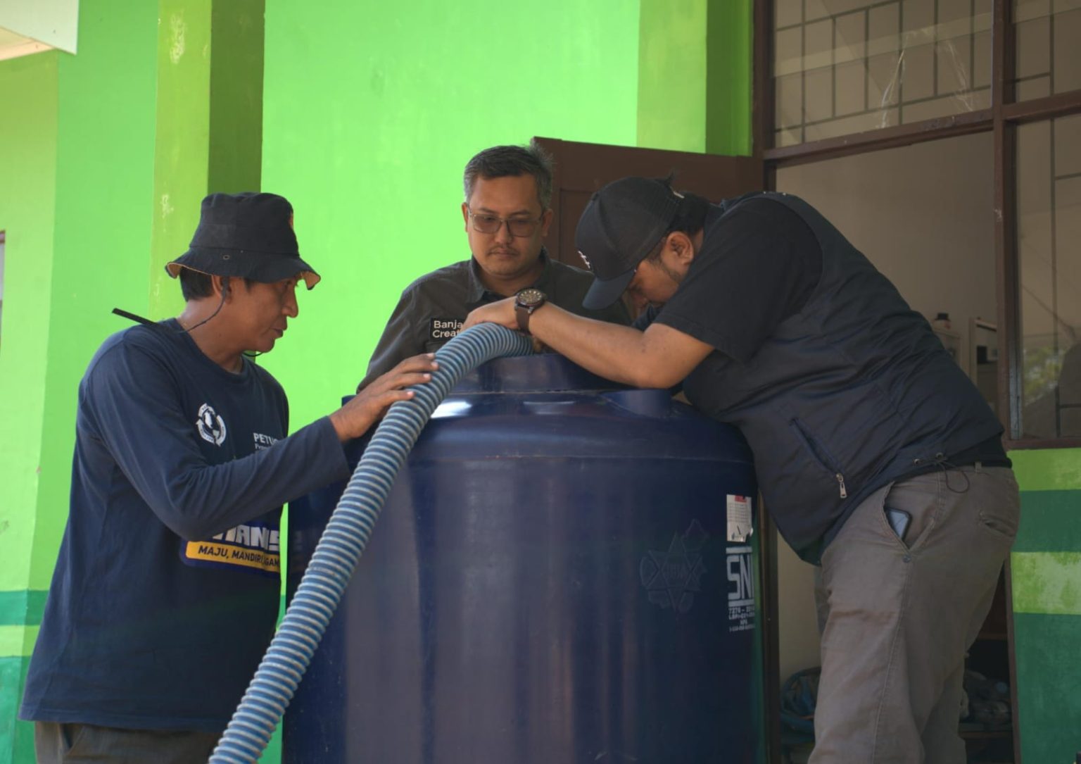 Pemkab Banjar Distribusikan 5.000 Liter Air Bersih ke Tiga Fasilitas Pendidikan di Karang Intan